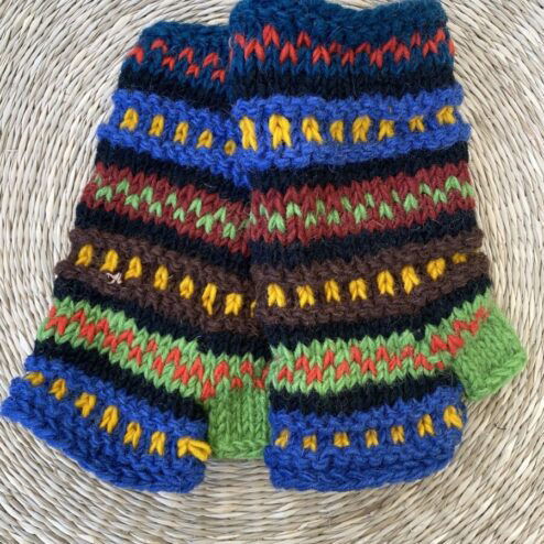 Met de hand gebreide polswarmers uit Nepal. Ook wel vingerloze handschoenen genoemd. Honderd procent wol en gevoerd met goed isolerende fleece. Elk paar is uniek want handwerk! Geschikt voor dames en heren.