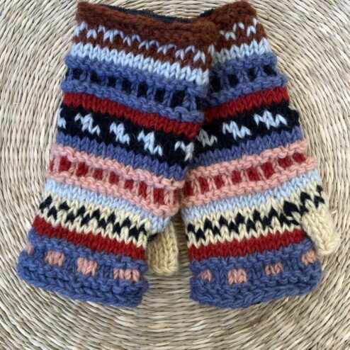Met de hand gebreide polswarmers uit Nepal. Ook wel vingerloze handschoenen genoemd. Honderd procent wol en gevoerd met goed isolerende fleece. Elk paar is uniek want handwerk! Geschikt voor dames en heren.