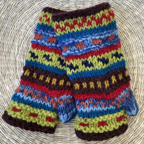 Met de hand gebreide polswarmers uit Nepal. Ook wel vingerloze handschoenen genoemd. Honderd procent wol en gevoerd met goed isolerende fleece. Elk paar is uniek want handwerk! Geschikt voor dames en heren.