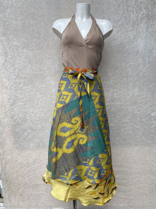 Wikkelrok uit India, gemaakt van vintage sari stof. Elke rok is dus uniek en het fijne is dat ze passen van maat XS tot en met XXL. De rok is aan twee kanten draagbaar, dus je hebt 2 rokken ineen!
