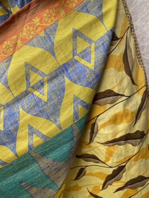 Wikkelrok uit India, gemaakt van vintage sari stof. Elke rok is dus uniek en het fijne is dat ze passen van maat XS tot en met XXL. De rok is aan twee kanten draagbaar, dus je hebt 2 rokken ineen!