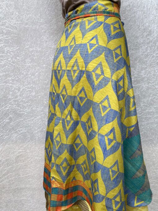 Wikkelrok uit India, gemaakt van vintage sari stof. Elke rok is dus uniek en het fijne is dat ze passen van maat XS tot en met XXL. De rok is aan twee kanten draagbaar, dus je hebt 2 rokken ineen!