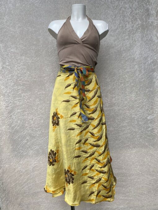 Wikkelrok uit India, gemaakt van vintage sari stof. Elke rok is dus uniek en het fijne is dat ze passen van maat XS tot en met XXL. De rok is aan twee kanten draagbaar, dus je hebt 2 rokken ineen!