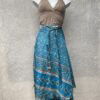 Wikkelrok uit India, gemaakt van vintage sari stof. Elke rok is dus uniek en het fijne is dat ze passen van maat XS tot en met XXL. De rok is aan twee kanten draagbaar, dus je hebt 2 rokken ineen!