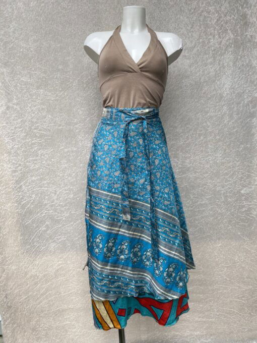 Wikkelrok uit India, gemaakt van vintage sari stof. Elke rok is dus uniek en het fijne is dat ze passen van maat XS tot en met XXL. De rok is aan twee kanten draagbaar, dus je hebt 2 rokken ineen!