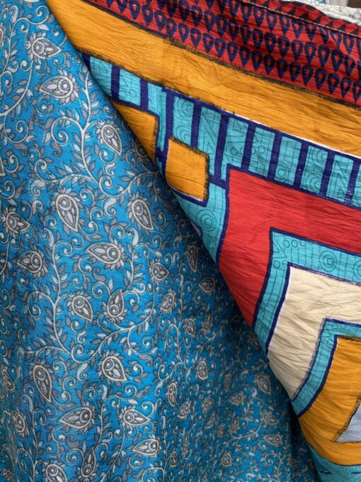 Wikkelrok uit India, gemaakt van vintage sari stof. Elke rok is dus uniek en het fijne is dat ze passen van maat XS tot en met XXL. De rok is aan twee kanten draagbaar, dus je hebt 2 rokken ineen!