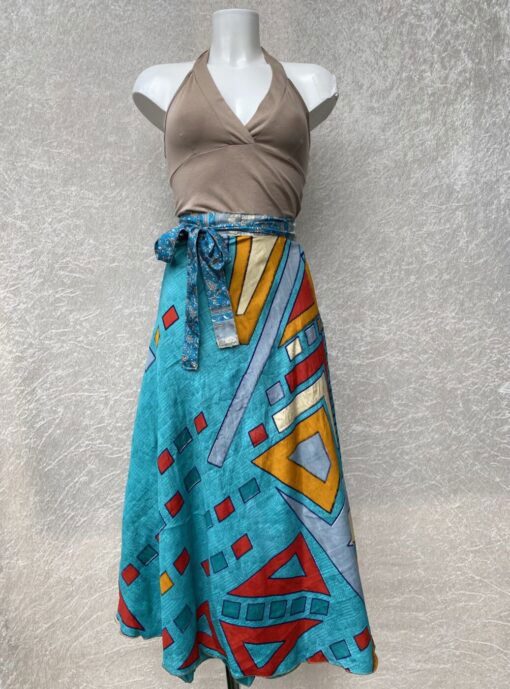 Wikkelrok uit India, gemaakt van vintage sari stof. Elke rok is dus uniek en het fijne is dat ze passen van maat XS tot en met XXL. De rok is aan twee kanten draagbaar, dus je hebt 2 rokken ineen!