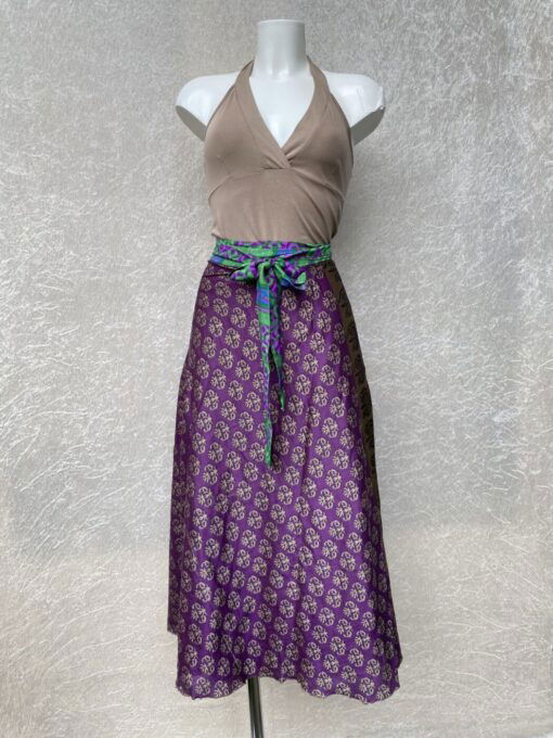 Wikkelrok uit India, gemaakt van vintage sari stof. Elke rok is dus uniek en het fijne is dat ze passen van maat XS tot en met XXL. De rok is aan twee kanten draagbaar, dus je hebt 2 rokken ineen!