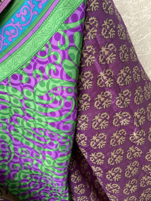 Wikkelrok uit India, gemaakt van vintage sari stof. Elke rok is dus uniek en het fijne is dat ze passen van maat XS tot en met XXL. De rok is aan twee kanten draagbaar, dus je hebt 2 rokken ineen!