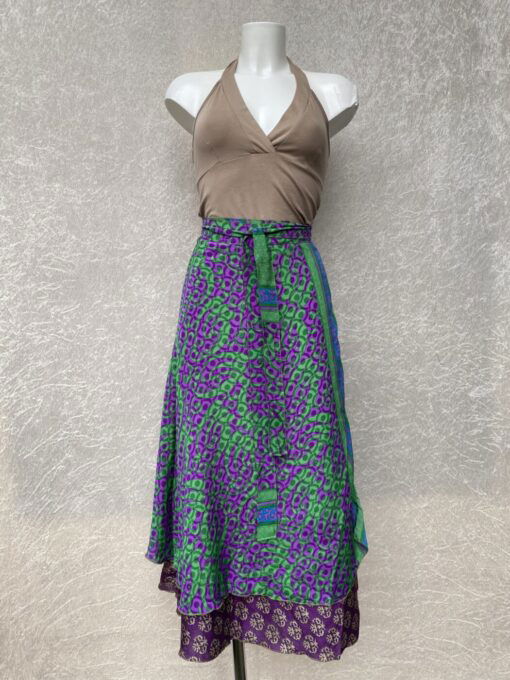 Wikkelrok uit India, gemaakt van vintage sari stof. Elke rok is dus uniek en het fijne is dat ze passen van maat XS tot en met XXL. De rok is aan twee kanten draagbaar, dus je hebt 2 rokken ineen!