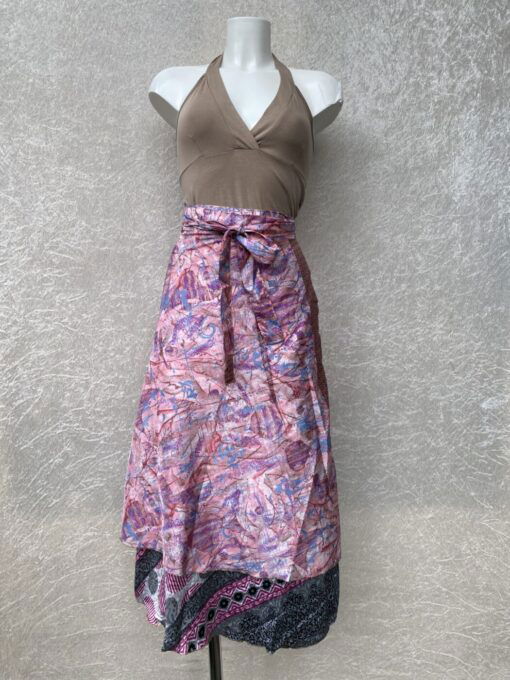 Wikkelrok uit India, gemaakt van vintage sari stof. Elke rok is dus uniek en het fijne is dat ze passen van maat XS tot en met XXL. De rok is aan twee kanten draagbaar, dus je hebt 2 rokken ineen!