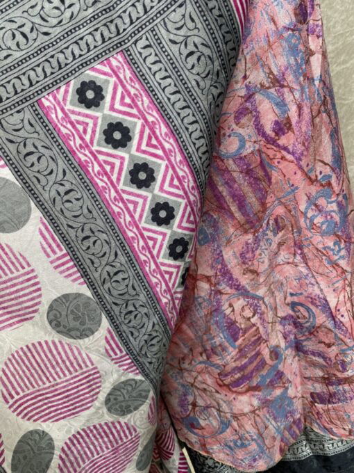 Wikkelrok uit India, gemaakt van vintage sari stof. Elke rok is dus uniek en het fijne is dat ze passen van maat XS tot en met XXL. De rok is aan twee kanten draagbaar, dus je hebt 2 rokken ineen!