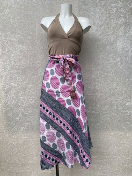 Wikkelrok uit India, gemaakt van vintage sari stof. Elke rok is dus uniek en het fijne is dat ze passen van maat XS tot en met XXL. De rok is aan twee kanten draagbaar, dus je hebt 2 rokken ineen!