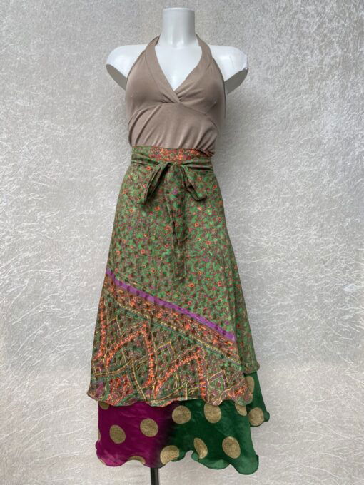 Wikkelrok uit India, gemaakt van vintage sari stof. Elke rok is dus uniek en het fijne is dat ze passen van maat XS tot en met XXL. De rok is aan twee kanten draagbaar, dus je hebt 2 rokken ineen!