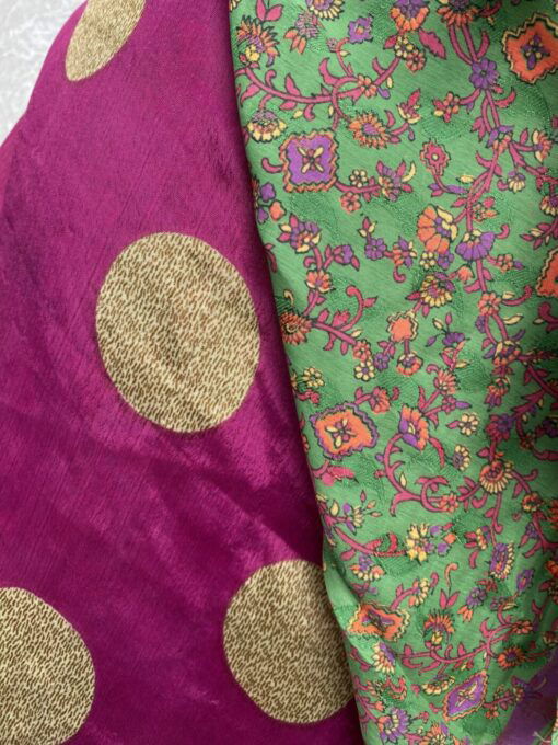 Wikkelrok uit India, gemaakt van vintage sari stof. Elke rok is dus uniek en het fijne is dat ze passen van maat XS tot en met XXL. De rok is aan twee kanten draagbaar, dus je hebt 2 rokken ineen!