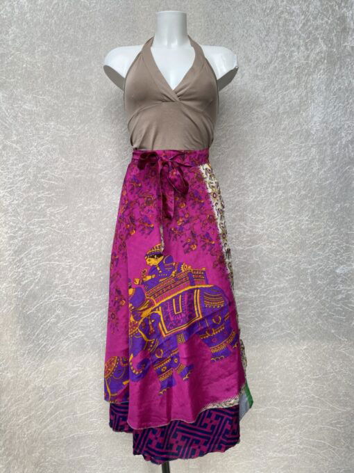 Wikkelrok uit India, gemaakt van vintage sari stof. Elke rok is dus uniek en het fijne is dat ze passen van maat XS tot en met XXL. De rok is aan twee kanten draagbaar, dus je hebt 2 rokken ineen!