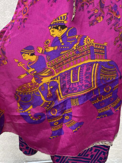 Wikkelrok uit India, gemaakt van vintage sari stof. Elke rok is dus uniek en het fijne is dat ze passen van maat XS tot en met XXL. De rok is aan twee kanten draagbaar, dus je hebt 2 rokken ineen!