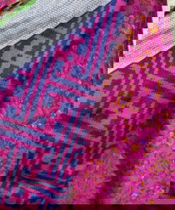 Wikkelrok uit India, gemaakt van vintage sari stof. Elke rok is dus uniek en het fijne is dat ze passen van maat XS tot en met XXL. De rok is aan twee kanten draagbaar, dus je hebt 2 rokken ineen!