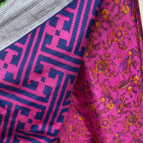 Wikkelrok uit India, gemaakt van vintage sari stof. Elke rok is dus uniek en het fijne is dat ze passen van maat XS tot en met XXL. De rok is aan twee kanten draagbaar, dus je hebt 2 rokken ineen!