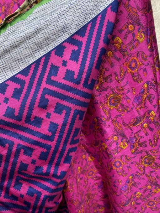 Wikkelrok uit India, gemaakt van vintage sari stof. Elke rok is dus uniek en het fijne is dat ze passen van maat XS tot en met XXL. De rok is aan twee kanten draagbaar, dus je hebt 2 rokken ineen!