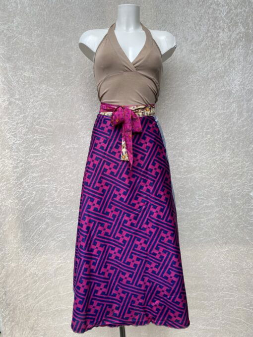Wikkelrok uit India, gemaakt van vintage sari stof. Elke rok is dus uniek en het fijne is dat ze passen van maat XS tot en met XXL. De rok is aan twee kanten draagbaar, dus je hebt 2 rokken ineen!