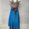 Wikkelrok uit India, gemaakt van vintage sari stof. Elke rok is dus uniek en het fijne is dat ze passen van maat XS tot en met XXL. De rok is aan twee kanten draagbaar, dus je hebt 2 rokken ineen!