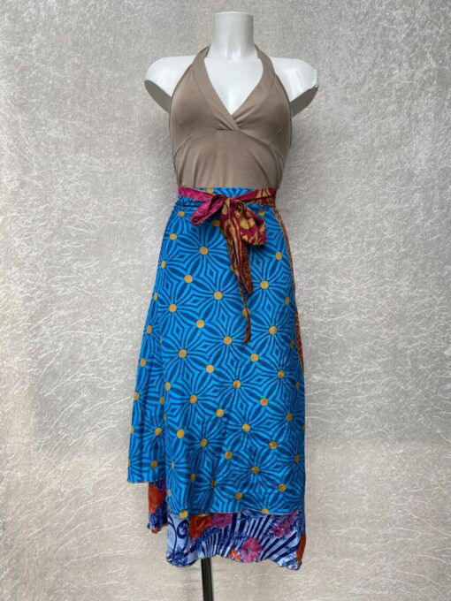 Wikkelrok uit India, gemaakt van vintage sari stof. Elke rok is dus uniek en het fijne is dat ze passen van maat XS tot en met XXL. De rok is aan twee kanten draagbaar, dus je hebt 2 rokken ineen!