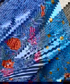 Wikkelrok uit India, gemaakt van vintage sari stof. Elke rok is dus uniek en het fijne is dat ze passen van maat XS tot en met XXL. De rok is aan twee kanten draagbaar, dus je hebt 2 rokken ineen!