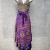 Wikkelrok uit India, gemaakt van vintage sari stof. Elke rok is dus uniek en het fijne is dat ze passen van maat XS tot en met XXL. De rok is aan twee kanten draagbaar, dus je hebt 2 rokken ineen!