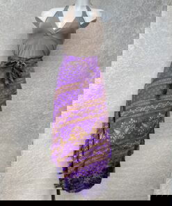 Wikkelrok uit India, gemaakt van vintage sari stof. Elke rok is dus uniek en het fijne is dat ze passen van maat XS tot en met XXL. De rok is aan twee kanten draagbaar, dus je hebt 2 rokken ineen!