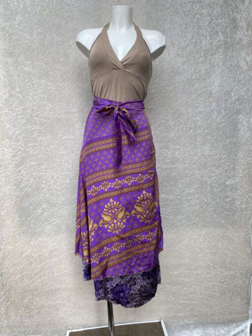 Wikkelrok uit India, gemaakt van vintage sari stof. Elke rok is dus uniek en het fijne is dat ze passen van maat XS tot en met XXL. De rok is aan twee kanten draagbaar, dus je hebt 2 rokken ineen!