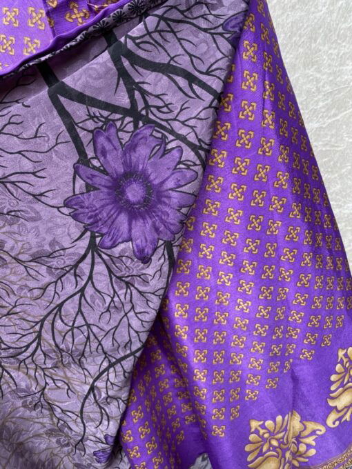 Wikkelrok uit India, gemaakt van vintage sari stof. Elke rok is dus uniek en het fijne is dat ze passen van maat XS tot en met XXL. De rok is aan twee kanten draagbaar, dus je hebt 2 rokken ineen!
