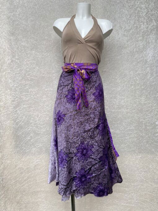 Wikkelrok uit India, gemaakt van vintage sari stof. Elke rok is dus uniek en het fijne is dat ze passen van maat XS tot en met XXL. De rok is aan twee kanten draagbaar, dus je hebt 2 rokken ineen!