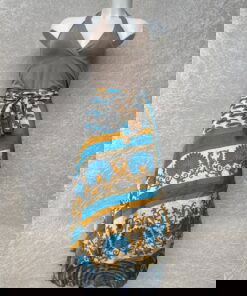 Wikkelrok uit India, gemaakt van vintage sari stof. Elke rok is dus uniek en het fijne is dat ze passen van maat XS tot en met XXL. De rok is aan twee kanten draagbaar, dus je hebt 2 rokken ineen!