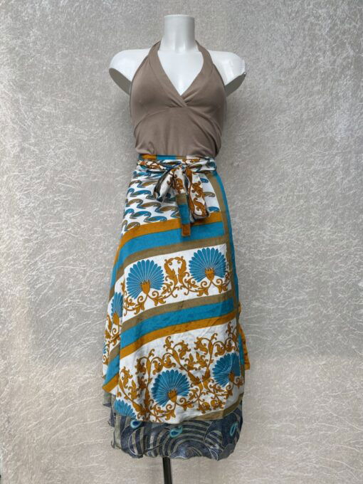 Wikkelrok uit India, gemaakt van vintage sari stof. Elke rok is dus uniek en het fijne is dat ze passen van maat XS tot en met XXL. De rok is aan twee kanten draagbaar, dus je hebt 2 rokken ineen!