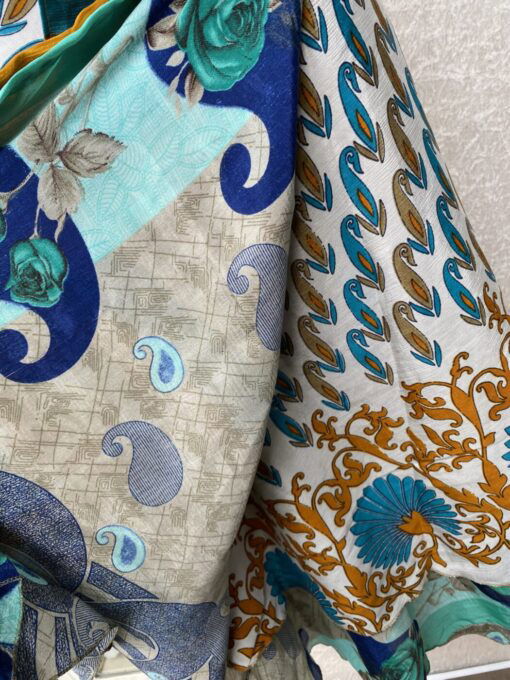 Wikkelrok uit India, gemaakt van vintage sari stof. Elke rok is dus uniek en het fijne is dat ze passen van maat XS tot en met XXL. De rok is aan twee kanten draagbaar, dus je hebt 2 rokken ineen!