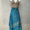 Wikkelrok uit India, gemaakt van vintage sari stof. Elke rok is dus uniek en het fijne is dat ze passen van maat XS tot en met XXL. De rok is aan twee kanten draagbaar, dus je hebt 2 rokken ineen!