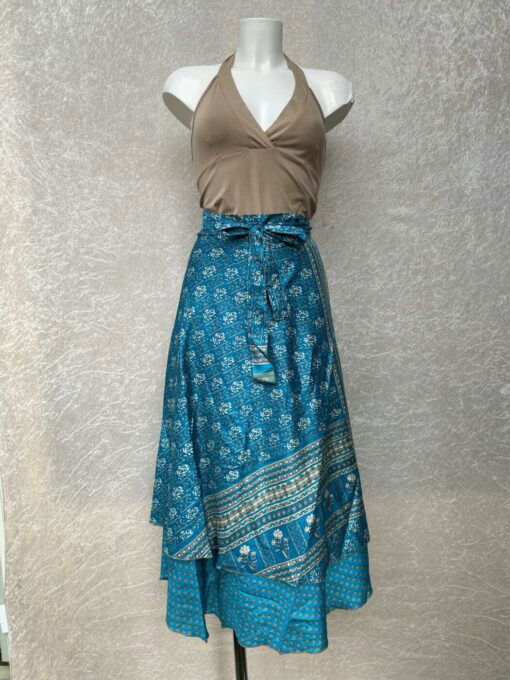 Wikkelrok uit India, gemaakt van vintage sari stof. Elke rok is dus uniek en het fijne is dat ze passen van maat XS tot en met XXL. De rok is aan twee kanten draagbaar, dus je hebt 2 rokken ineen!