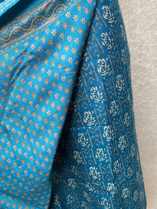 Wikkelrok uit India, gemaakt van vintage sari stof. Elke rok is dus uniek en het fijne is dat ze passen van maat XS tot en met XXL. De rok is aan twee kanten draagbaar, dus je hebt 2 rokken ineen!