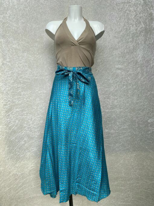 Wikkelrok uit India, gemaakt van vintage sari stof. Elke rok is dus uniek en het fijne is dat ze passen van maat XS tot en met XXL. De rok is aan twee kanten draagbaar, dus je hebt 2 rokken ineen!