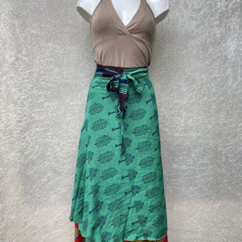 Wikkelrok uit India, gemaakt van vintage sari stof. Elke rok is dus uniek en het fijne is dat ze passen van maat XS tot en met XXL. De rok is aan twee kanten draagbaar, dus je hebt 2 rokken ineen!