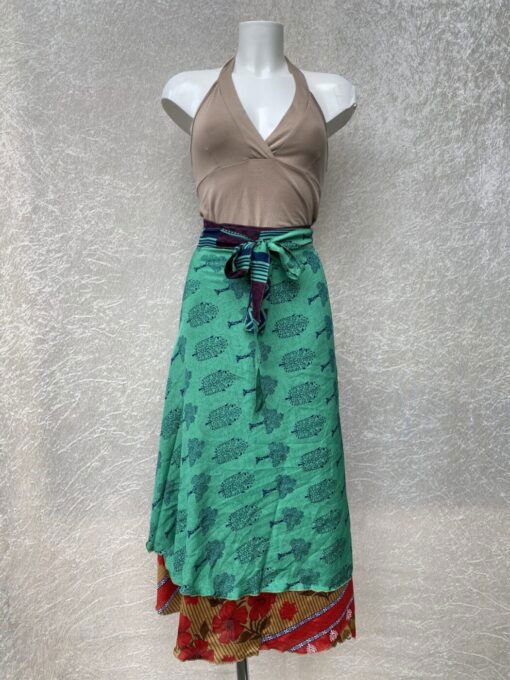 Wikkelrok uit India, gemaakt van vintage sari stof. Elke rok is dus uniek en het fijne is dat ze passen van maat XS tot en met XXL. De rok is aan twee kanten draagbaar, dus je hebt 2 rokken ineen!