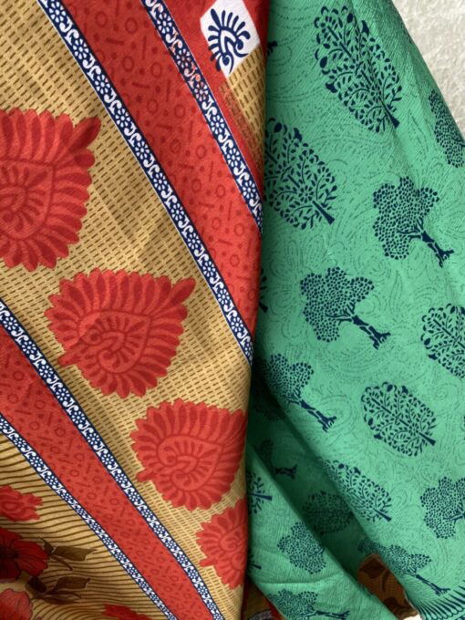 Wikkelrok uit India, gemaakt van vintage sari stof. Elke rok is dus uniek en het fijne is dat ze passen van maat XS tot en met XXL. De rok is aan twee kanten draagbaar, dus je hebt 2 rokken ineen!