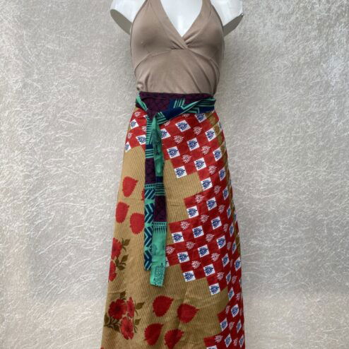 Wikkelrok uit India, gemaakt van vintage sari stof. Elke rok is dus uniek en het fijne is dat ze passen van maat XS tot en met XXL. De rok is aan twee kanten draagbaar, dus je hebt 2 rokken ineen!