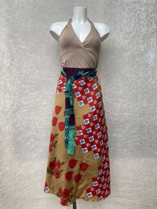Wikkelrok uit India, gemaakt van vintage sari stof. Elke rok is dus uniek en het fijne is dat ze passen van maat XS tot en met XXL. De rok is aan twee kanten draagbaar, dus je hebt 2 rokken ineen!