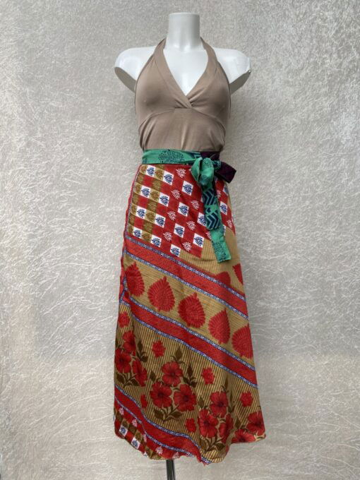 Wikkelrok uit India, gemaakt van vintage sari stof. Elke rok is dus uniek en het fijne is dat ze passen van maat XS tot en met XXL. De rok is aan twee kanten draagbaar, dus je hebt 2 rokken ineen!