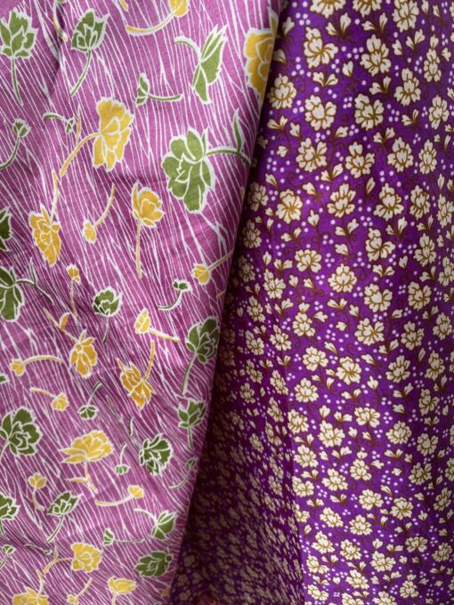 Wikkelrok uit India, gemaakt van vintage sari stof. Elke rok is dus uniek en het fijne is dat ze passen van maat XS tot en met XXL. De rok is aan twee kanten draagbaar, dus je hebt 2 rokken ineen!