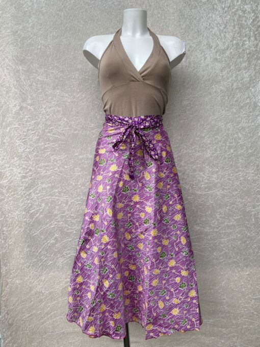 Wikkelrok uit India, gemaakt van vintage sari stof. Elke rok is dus uniek en het fijne is dat ze passen van maat XS tot en met XXL. De rok is aan twee kanten draagbaar, dus je hebt 2 rokken ineen!