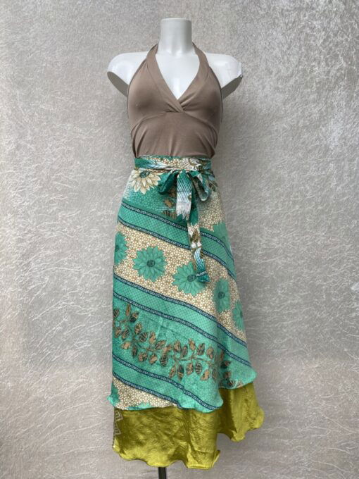 Wikkelrok uit India, gemaakt van vintage sari stof. Elke rok is dus uniek en het fijne is dat ze passen van maat XS tot en met XXL. De rok is aan twee kanten draagbaar, dus je hebt 2 rokken ineen!