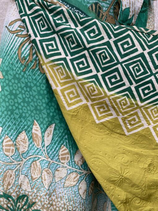 Wikkelrok uit India, gemaakt van vintage sari stof. Elke rok is dus uniek en het fijne is dat ze passen van maat XS tot en met XXL. De rok is aan twee kanten draagbaar, dus je hebt 2 rokken ineen!